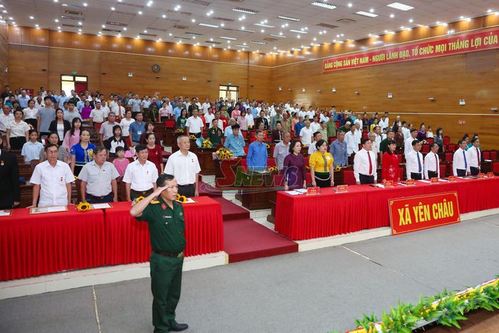 Các đại biểu thực hiện nghi thức chào cờ tại buổi lễ trao Huy hiệu Đảng xã Yên Châu.