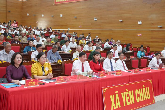 Các đại biểu dự Lễ trao Huy hiệu Đảng xã Yên Châu.