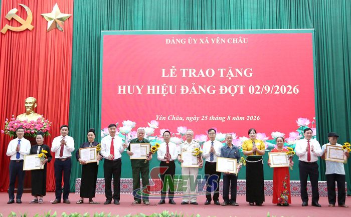 Lãnh đạo xã Yên Châu trao Huy hiệu 45 năm tuổi Đảng cho các đảng viên.