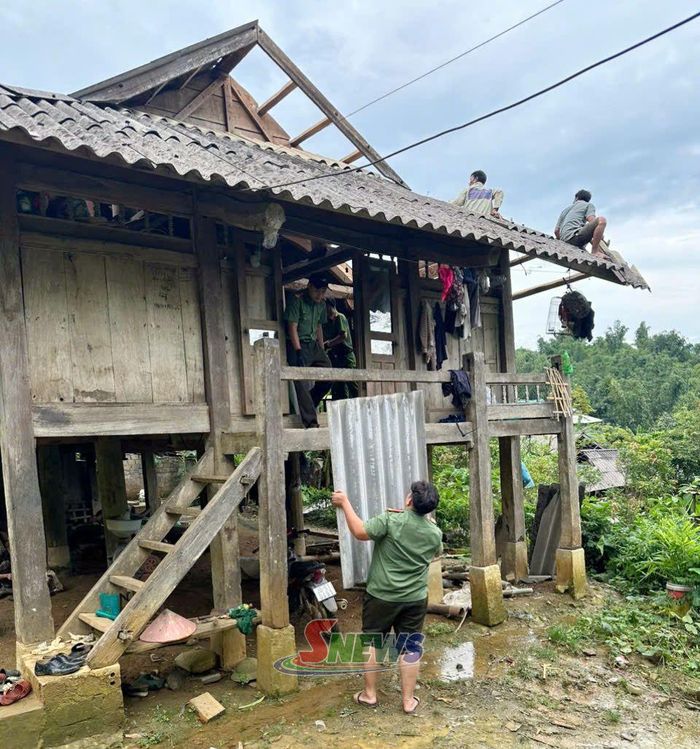 Lực lượng Công an xã Song Khủa nhanh chóng có mặt hỗ trợ các hộ dân sau mưa lốc.