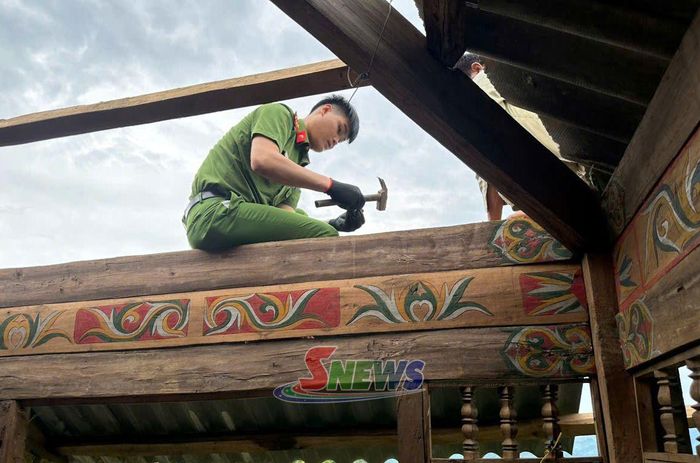 Công an xã Song Khủa cùng người dân khắc phục nhà cửa bị hư hỏng