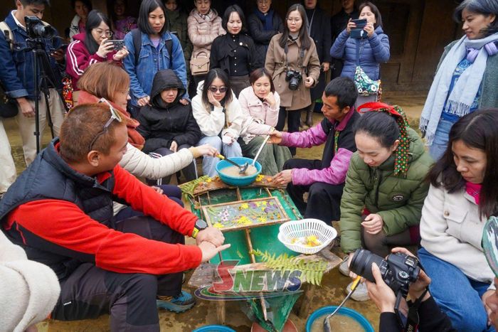 Du khách trải nghiệm làm giấy dó tại A Chu homestay, xã Vân Hồ. Ảnh: A Chu
