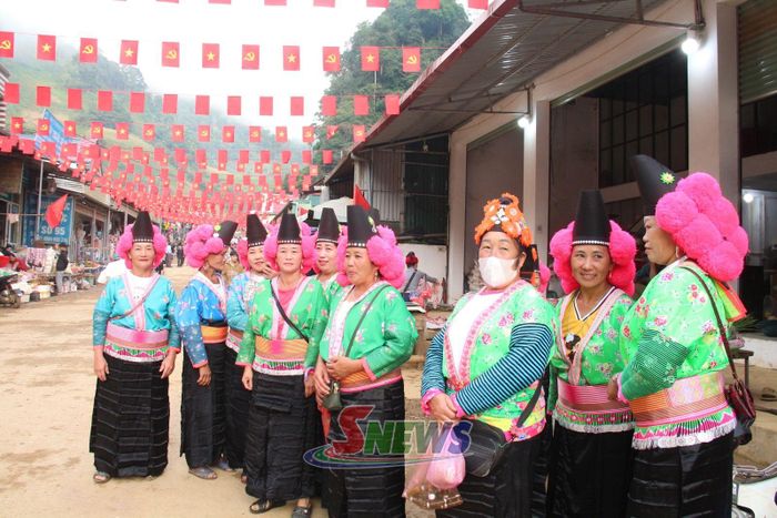 Phụ nữ dân tộc Mông xã Co Mạ trong bộ trang phục truyền thống.