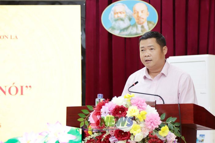Lãnh đạo Chi nhánh Ngân hàng Chính sách xã hội tỉnh giải đáp các ý kiến, kiến nghị của nhân dân.