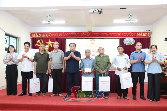 Ban Thường trực Ủy ban MTTQ Việt Nam tỉnh trao quà cho người có uy tín trong đồng bào dân tộc thiểu số trên địa bàn xã Chiềng Khoong.
