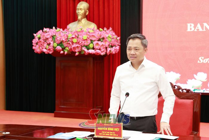 Đồng chí Bí thư Đảng ủy UBND tỉnh, Chủ tịch UBND tỉnh chủ trì Hội nghị.