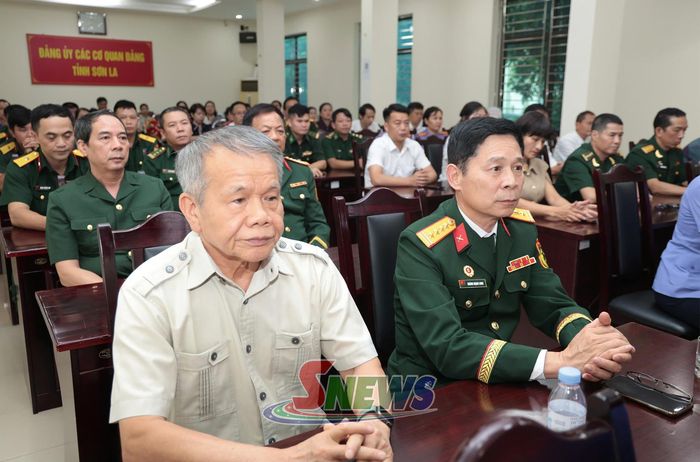 Các đại biểu dự Lễ trao tặng.