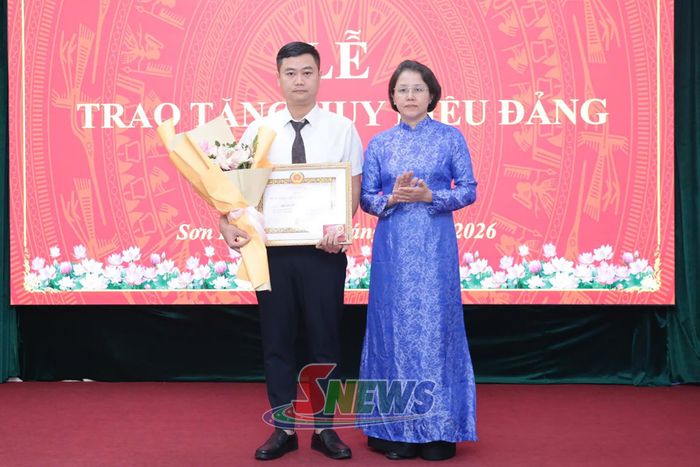 Đồng chí Chủ nhiệm Ủy ban Kiểm tra Tỉnh ủy chuyển trao Huy hiệu 35 năm tuổi Đảng cho thân nhân đảng viên Quản Hữu Chiến.