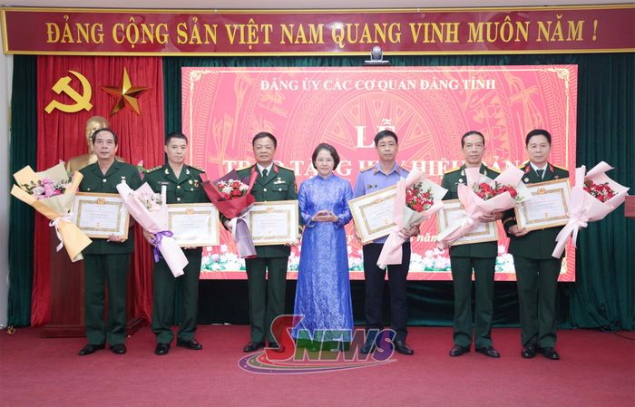 Đồng chí Chủ nhiệm Ủy ban Kiểm tra Tỉnh ủy trao tặng Huy hiệu 35 năm tuổi Đảng cho các đảng viên.