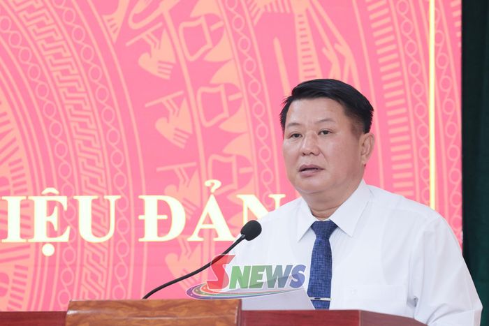 Đồng chí Phó Bí thư Thường trực Tỉnh ủy, Chủ tịch HĐND tỉnh, Bí thư Đảng ủy Các cơ quan Đảng tỉnh phát biểu tại buổi lễ.