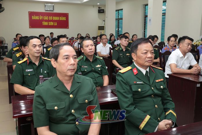 Các đại biểu dự Lễ trao tặng.