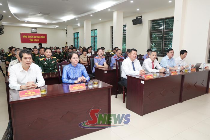 Các đại biểu dự lễ trao tặng.