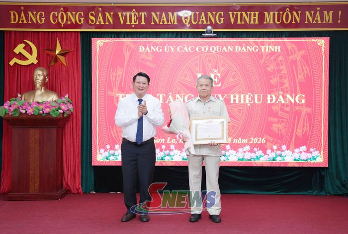 Đồng chí Phó Bí thư Thường trực Tỉnh ủy, Chủ tịch HĐND tỉnh, Bí thư Đảng ủy Các cơ quan Đảng tỉnh trao tặng Huy hiệu 35 năm tuổi Đảng cho đảng viên Lò Mai Kiên.