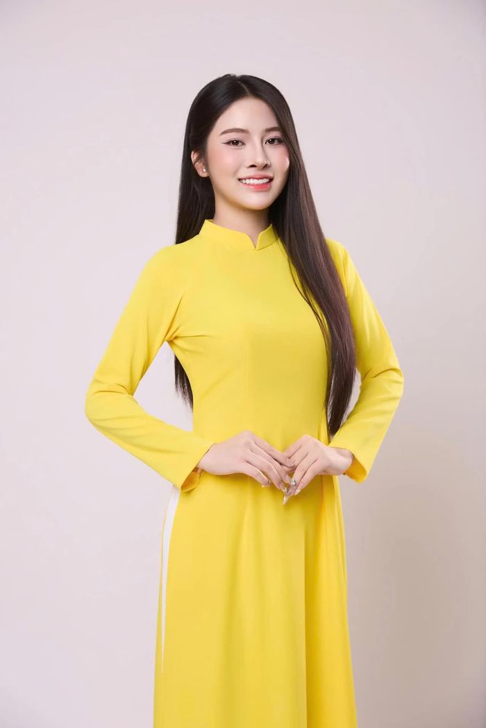 Nguyễn Thị Ngọc Hân trong trang phục áo dài truyền thống