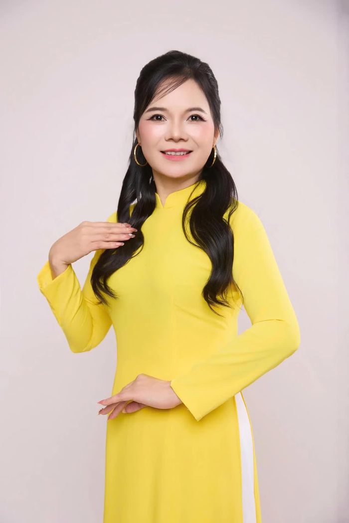 Nguyễn Thị Mận khoe thần thái tự tin trong tà áo dài