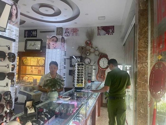 Công an xã Lập Thạch kiểm tra cơ sở kinh doanh đồng hồ của Nguyễn An Bình. Ảnh: Công an Phú Thọ
