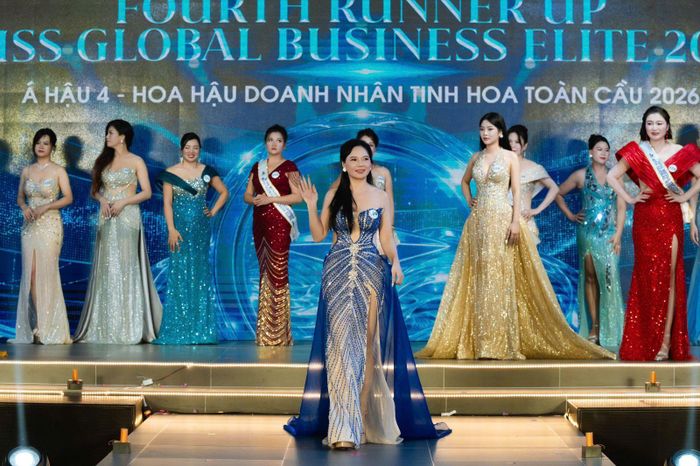 Thí sinh Nguyễn Thị Mận lên nhận giải Á hậu 4 của cuộc thi