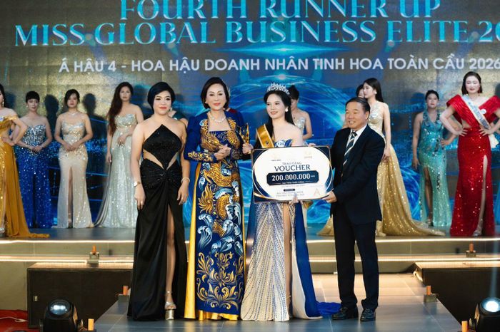 Nguyễn Thị Mận lên nhận giải Á hậu 4 của cuộc thi từ Ban Tổ chức