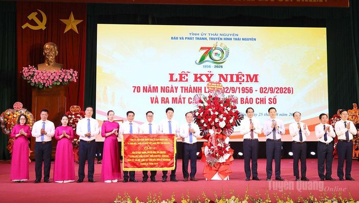 Lãnh đạo tỉnh Thái Nguyên trao hoa và Cờ lưu niệm tặng Báo và Phát thanh, Truyền hình Thái Nguyên nhân dịp kỷ niệm 70 năm ngày thành lập.