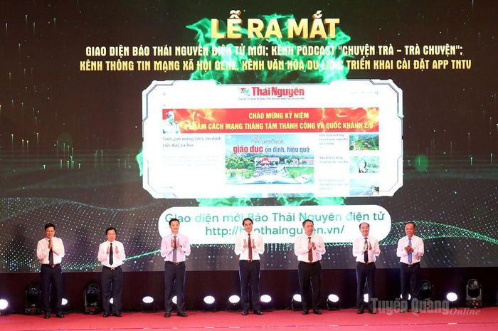 Các đại biểu thực hiện nghi lễ ra mắt giao diện mới của Báo Thái Nguyên điện tử.