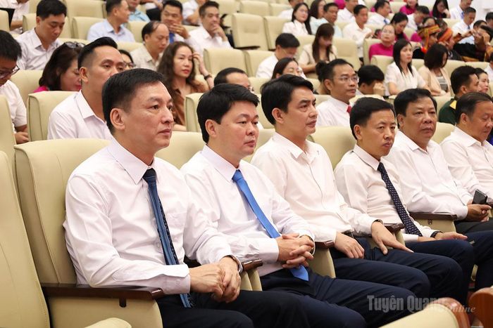 Phó Giám đốc Báo và phát thanh, truyền hình Tuyên Quang Ngô Chiến Quang cùng các đại biểu tại lễ kỷ niệm.