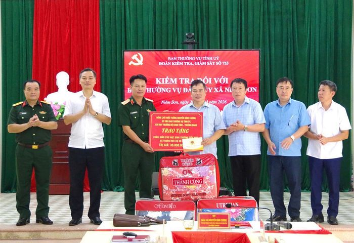 Thiếu tướng Nguyễn Đình Cương, Chỉ huy trưởng Bộ CHQS tỉnh tặng quà Trường Tiểu học và THCS xã Niêm Sơn.