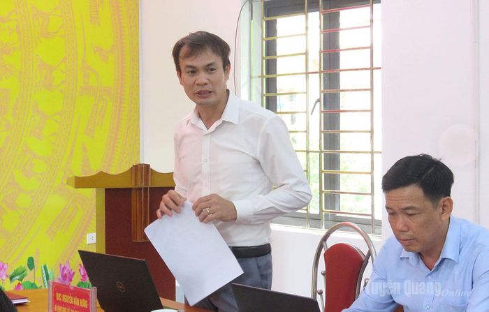 Đồng chí Nguyễn Văn Hưng, Bí thư Đảng ủy, Chủ tịch HĐND xã Tiên Nguyên báo cáo tạo buổi làm việc.