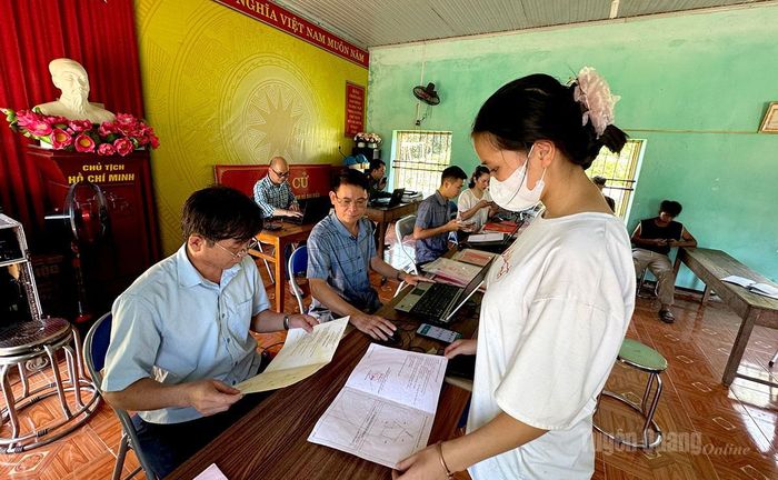 Cán bộ ngành Nông nghiệp- Môi trường hỗ trợ xã Hùng Lợi thu thập cơ sở dữ liệu đất đai.