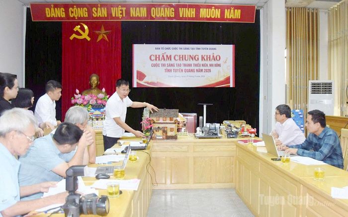 Hội đồng Giám khảo Cuộc thi chấm điểm, đánh giá mô hình dự thi Ngôi nhà Mông thông minh.