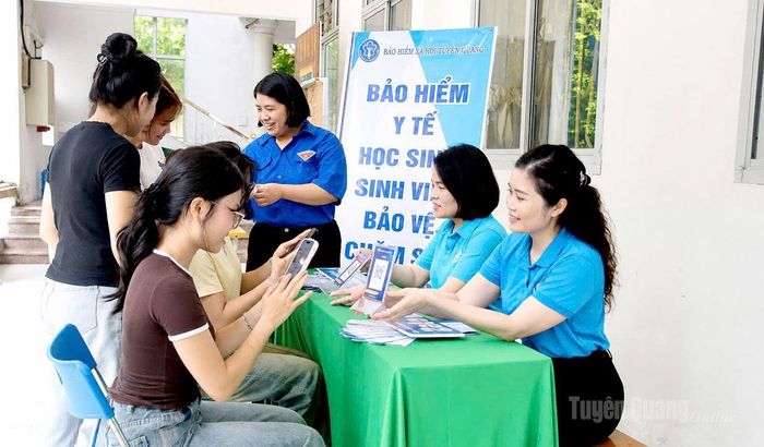 Sinh viên quét mã QR tìm hiểu thông tin chính sách BHXH, BHYT.