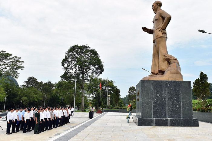 Các đại biểu dâng hoa tại tượng đài Bác Hồ ở Tân Trào.