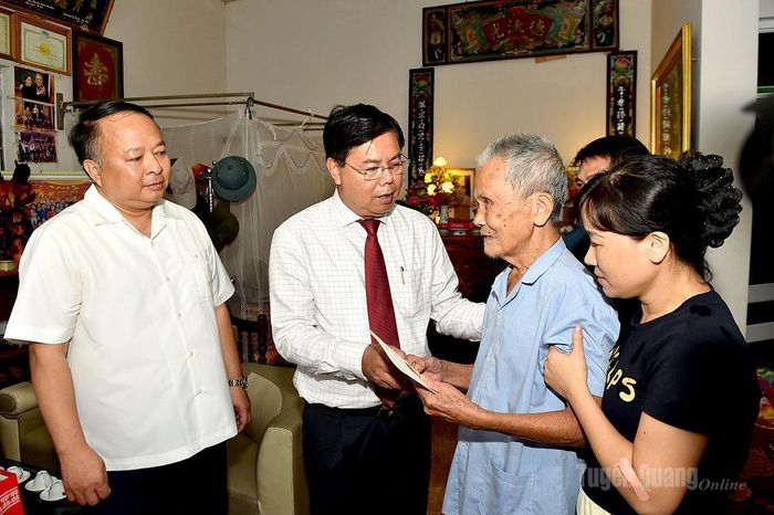 Bộ trưởng Bộ Nội vụ Nguyễn Tiến Hải tặng quà hộ gia đình ông Văn Thiều, tổ 1 phường Nông Tiến.