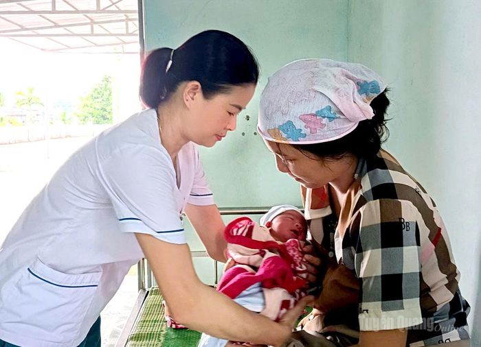 Chị Nguyễn Thị Đông hướng dẫn sản phụ chăm sóc em bé sau sinh tại Trạm Y tế xã Bắc Quang.