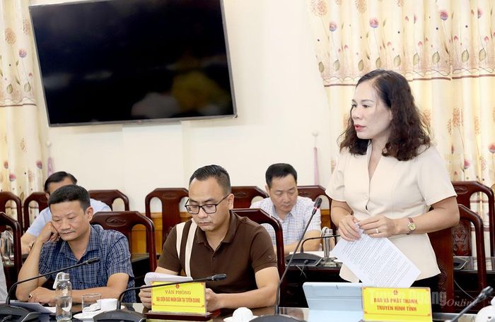 Phó Giám đốc Báo và phát thanh, truyền hình Tuyên Quang Ngô Thị Thu Hà phát biểu tại buổi họp báo.