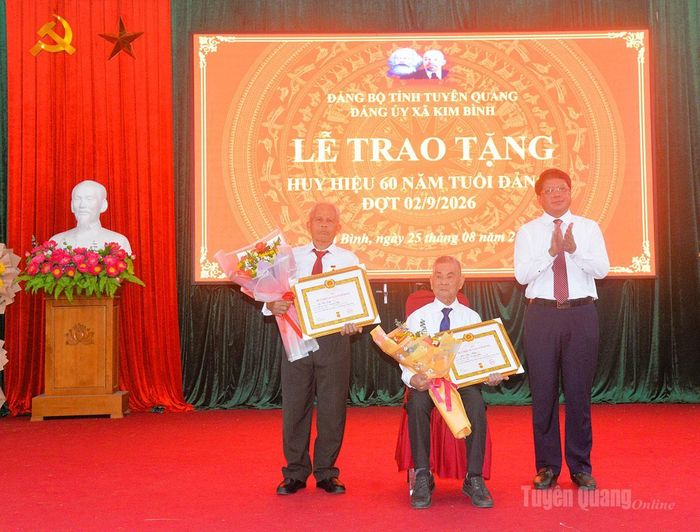 Đồng chí Hà Trung Kiên, Phó Chủ tịch Thường trực Ủy ban MTTQ Việt Nam tỉnh Tuyên Quang Trao tặng Huy hiệu 60 năm tuổi Đảng cho các đảng viên thuộc Đảng bộ xã Kim Bình.