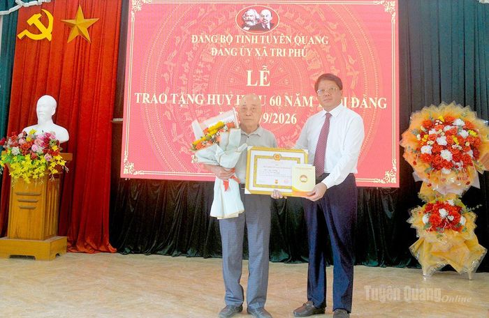Đồng chí Hà Trung Kiên, Phó Chủ tịch Thường trực Ủy ban MTTQ Việt Nam tỉnh Tuyên Quang trao Huy hiệu Đảng cho đồng chí Hà Ngọc Đẳng, đảng viên Chi bộ thôn Pác Hóp, trực thuộc Đảng bộ xã Tri Phú.