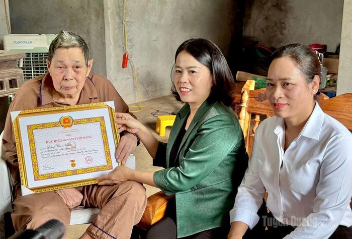 Phó Trưởng đoàn ĐBQH chuyên trách tỉnh Lý Thị Lan trao Huy hiệu 60 năm tuổi Đảng cho đảng viên Đặng Văn Nghĩa, Chi bộ thôn Hạ Sơn, xã Xuân Vân.