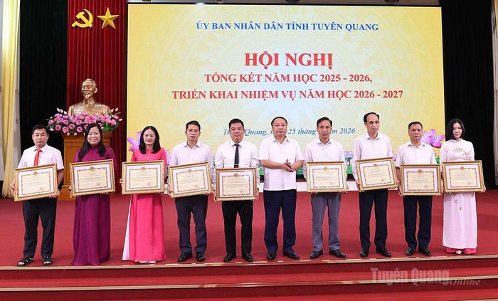 Đồng chí Chủ tịch UBND tỉnh Phan Huy Ngọc trao Danh hiệu Tập thể lao động xuất sắc.