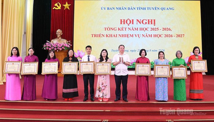 Đồng chí Trưởng Ban Tuyên giáo và Dân vận Tỉnh ủy Trần Mạnh Lợi trao Bằng khen cho các tập thể và cá nhân.