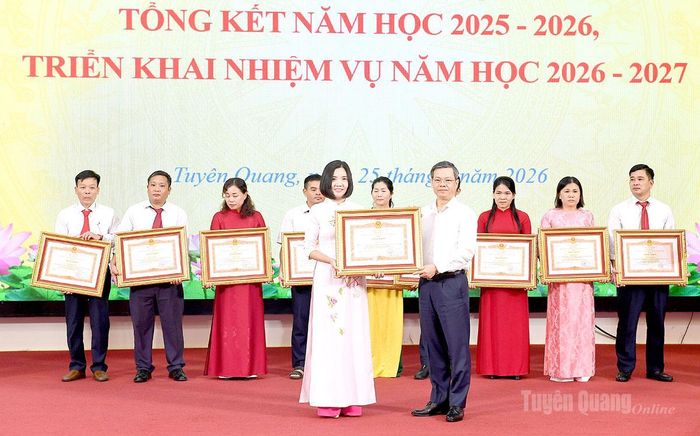 Đồng chí Chủ tịch HĐND tỉnh Nguyễn Văn Sơn trao Bằng khen của Thủ tướng Chính phủ cho các cá nhân.