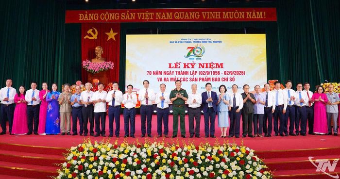 Các đồng chí lãnh đạo tỉnh chụp ảnh lưu niệm cùng lãnh đạo, nguyên lãnh đạo Báo và Phát thanh, Truyền hình Thái Nguyên.