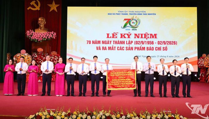 Các đồng chí lãnh đạo tỉnh trao Cờ lưu niệm cho tập thể Báo và Phát thanh, Truyền hình Thái Nguyên.