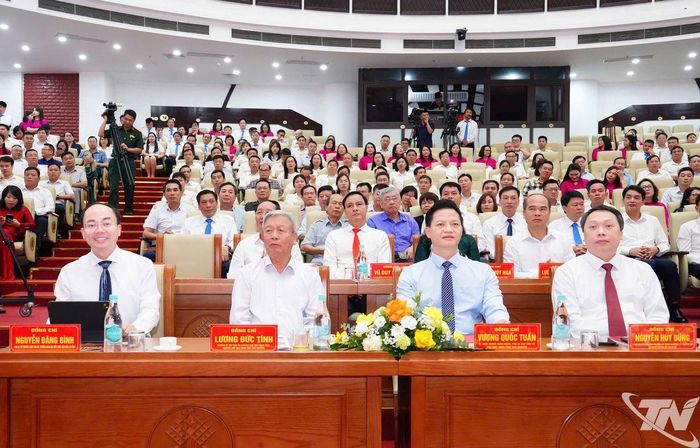 Các đồng chí lãnh đạo và đại biểu dự buổi Lễ.