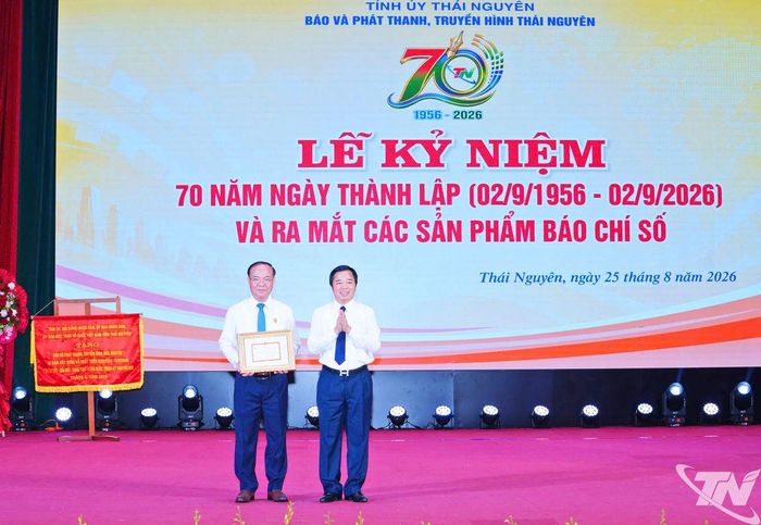 Đồng chí Đỗ Xuân Hòa, Giám đốc Báo và Phát thanh, Truyền hình Thái Nguyên, nhận Kỷ niệm chương “Bảo vệ an ninh Tổ quốc”.