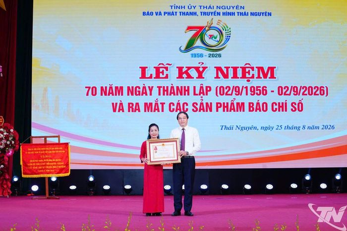 Đồng chí Bí thư Tỉnh ủy Trịnh Xuân Trường trao Huân chương Lao động hạng Nhì cho đồng chí Trần Thị Lan Phương, nguyên Phó Tổng Biên tập Báo Bắc Kạn.