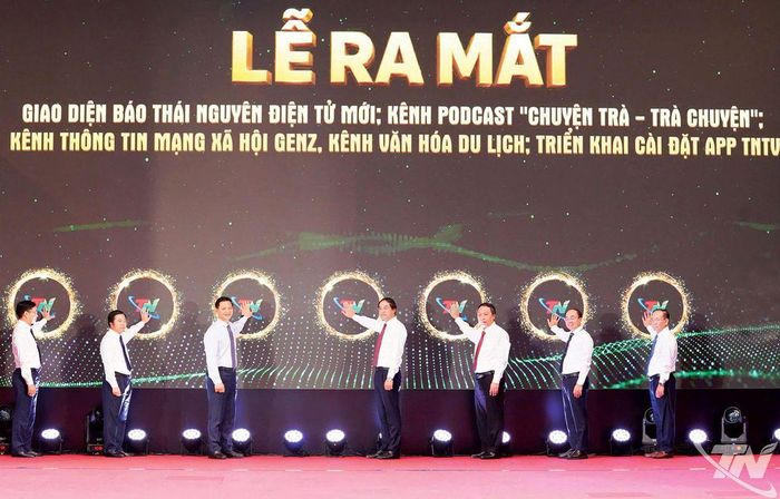 Các đại biểu thực hiện nghi thức ra mắt các sản phẩm báo chí số của Báo và Phát thanh, Truyền hình Thái Nguyên.