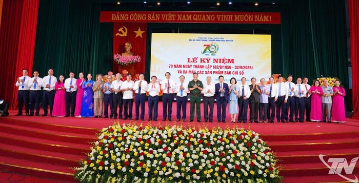 Các đồng chí lãnh đạo và đại biểu chụp ảnh lưu niệm.