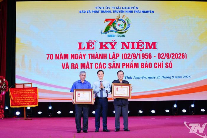 Đồng chí Chủ tịch UBND tỉnh Vương Quốc Tuấn trao Huân chương Lao động hạng Ba cho các đồng chí Ma Văn Sơn và Nông Quang Đông, nguyên Phó Giám đốc Đài Phát thanh - Truyền hình Bắc Kạn.
