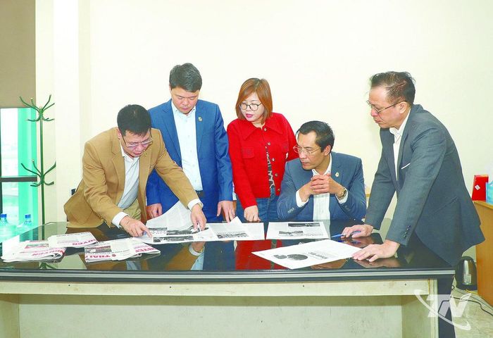 Lãnh đạo Báo Thái Nguyên (trước sáp nhập) duyệt nội dung, kiểm tra và hoàn thiện các trang của số báo in trước khi xuất bản.