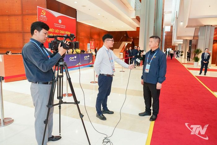 Phóng viên Báo và Phát thanh, Truyền hình Thái Nguyên tác nghiệp tại Đại hội đại biểu toàn quốc lần thứ XIV của Đảng.